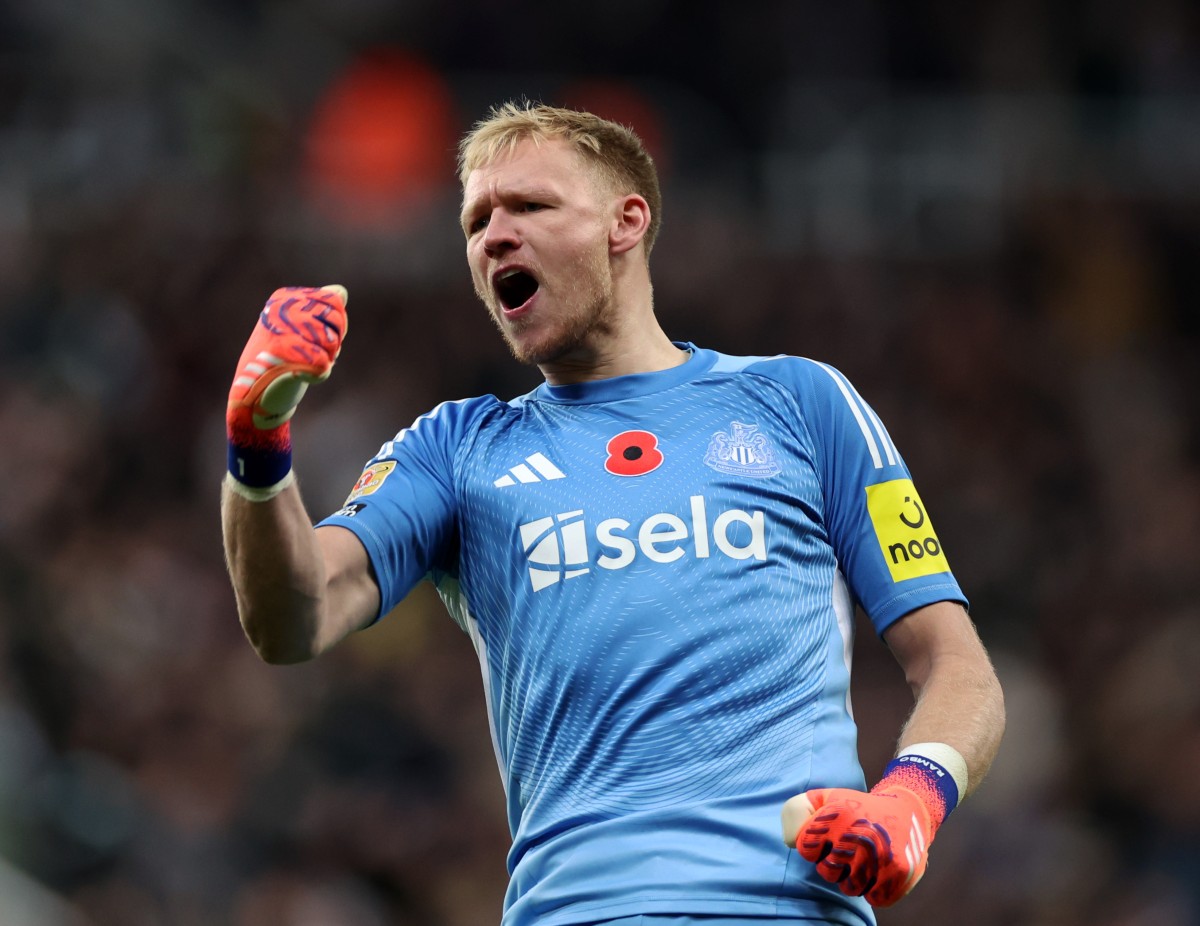 Aaron Ramsdale celebrates during Newcastle's win vs Tottenham