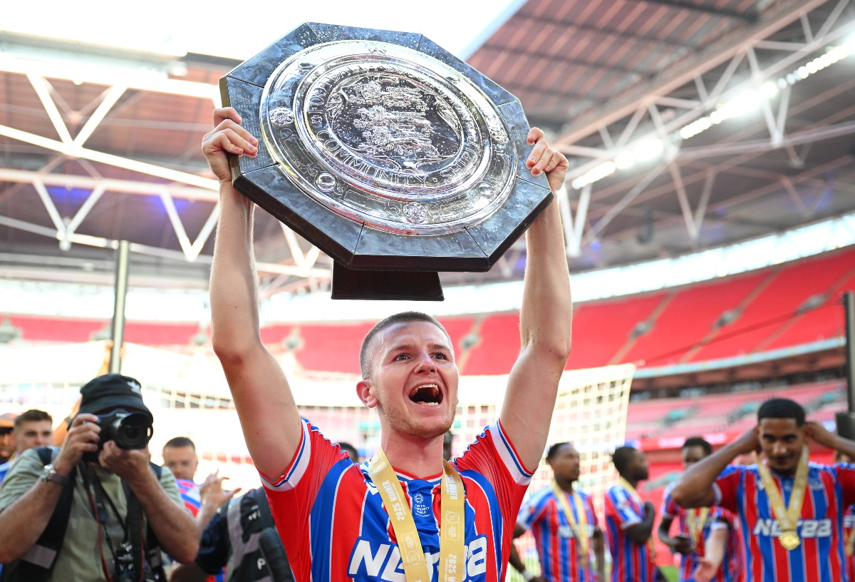 Adam Wharton celebra con el trofeo Community Shield