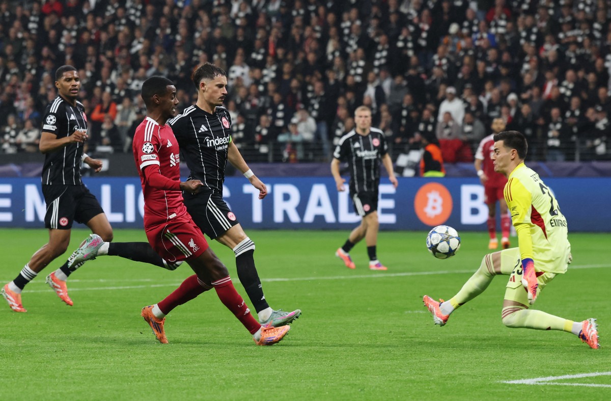 Alexander Isak in action for Liverpool vs. Eintracht Frankfurt