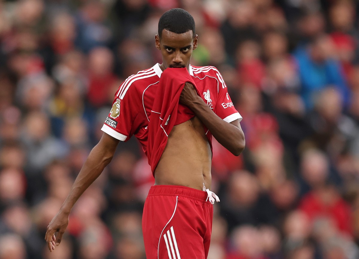 Alexander Isak reacts during Liverpool vs Man United
