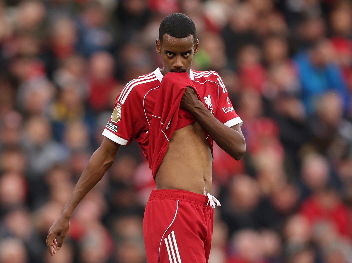 Alexander Isak reacts during Liverpool vs Manchester United