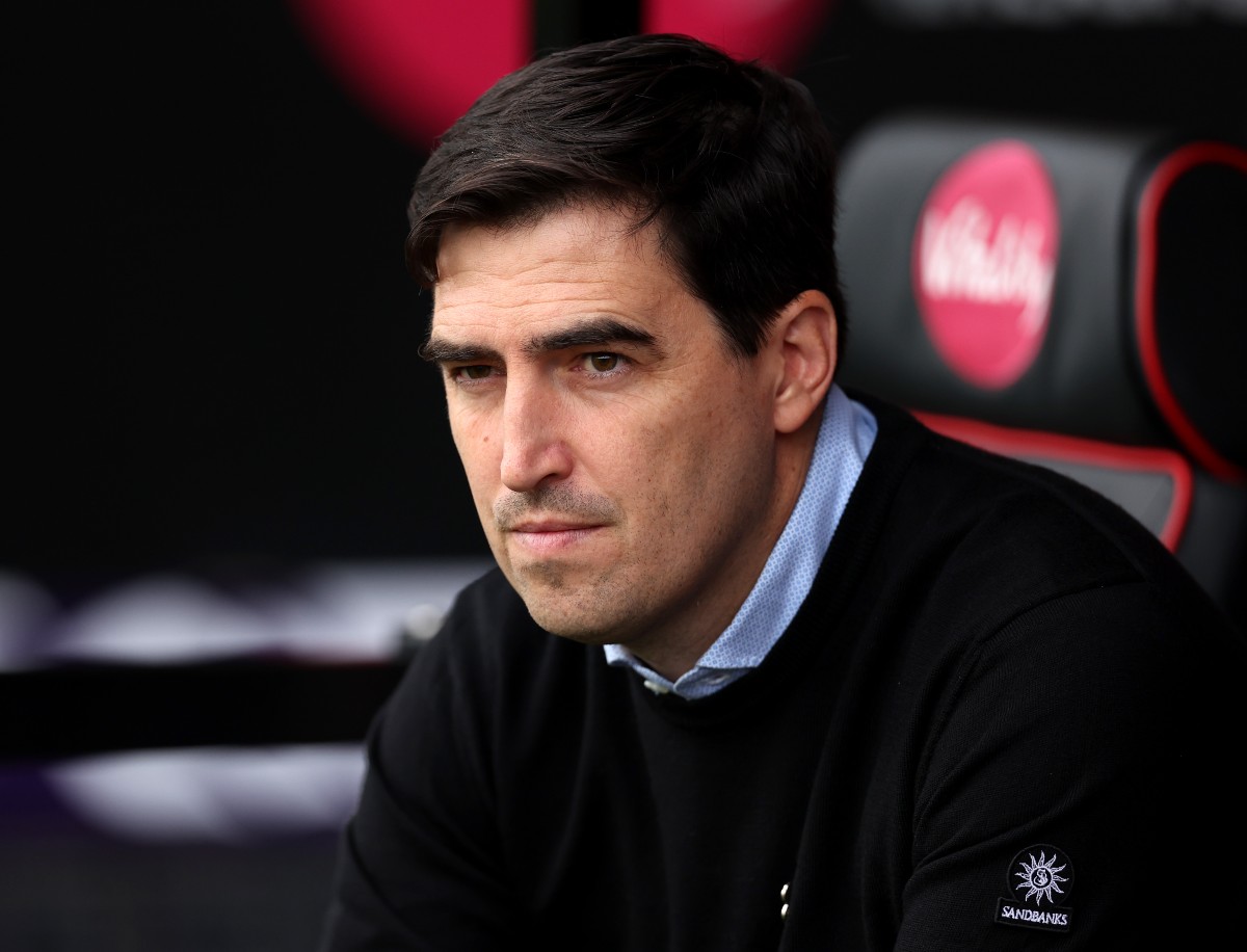Andoni Iraola watches on from the bench during Bournemouth vs Newcastle
