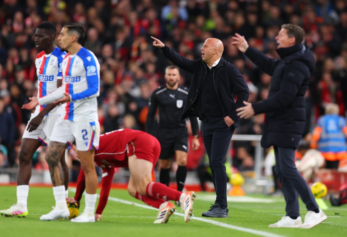 Arne Slot shouting instructions during Liverpool's defeat to Crystal Palace