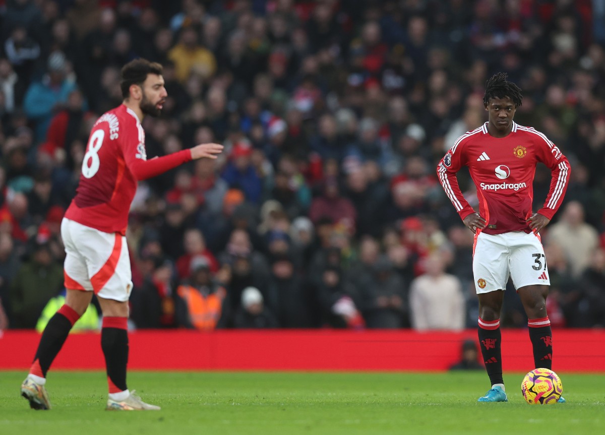 Manchester United's Bruno Fernandes and Koby Mainu