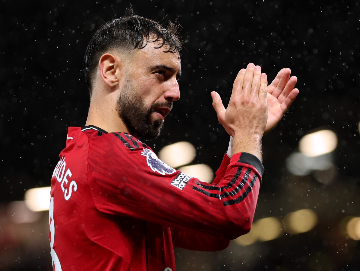 Bruno Fernandes applauds the Manchester United fans