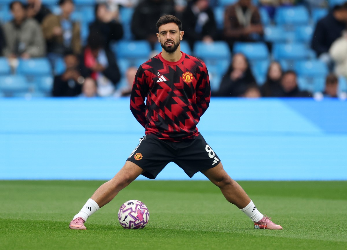 Bruno Fernandes calentando para el Manchester United