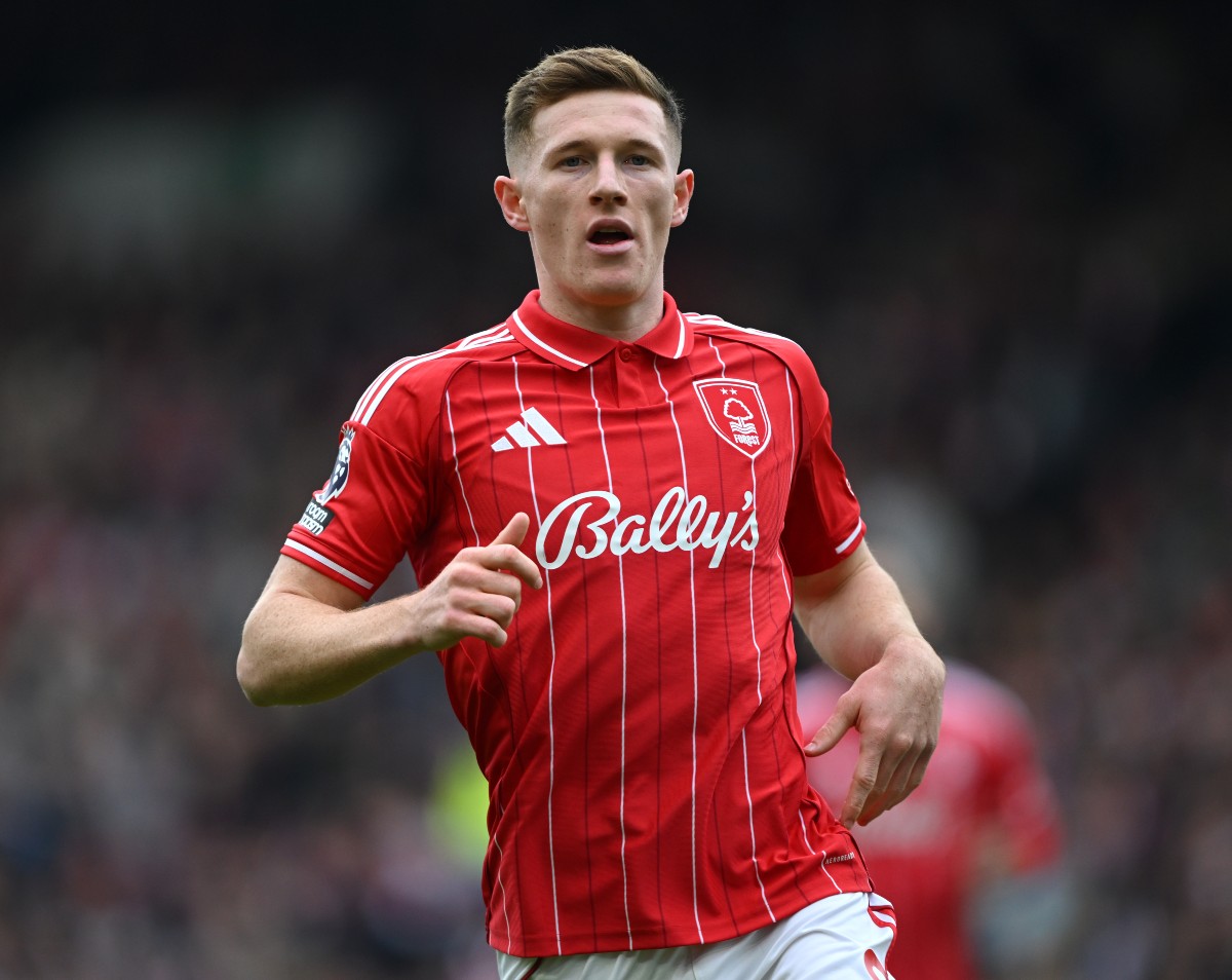 Elliot Anderson v akcii za Nottingham Forest vs Chelsea