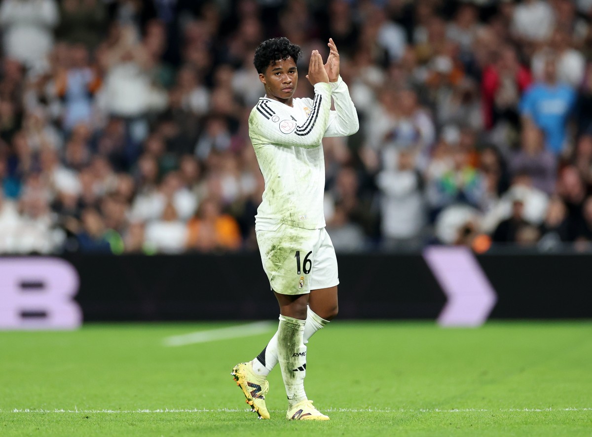 Endrick applauds the Real Madrid fans