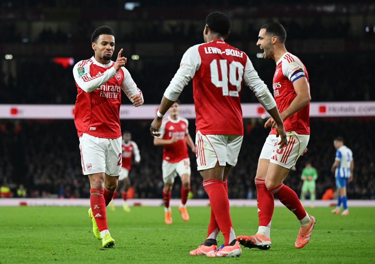 Ethan Nwaneri celebrates with Myles Lewis-Skelly and Mikel Merino