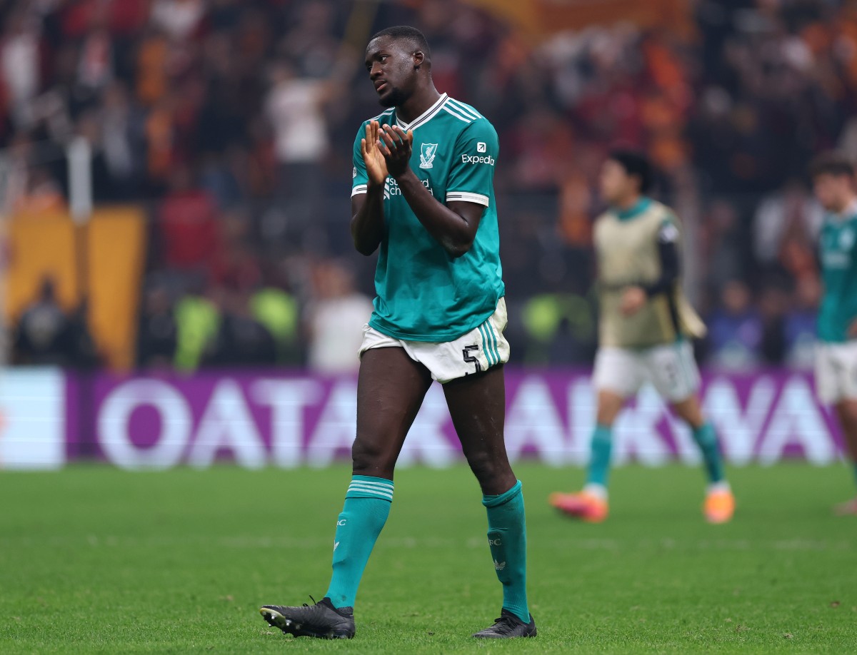 Ibrahima Konate tlieska fanúšikom Liverpoolu