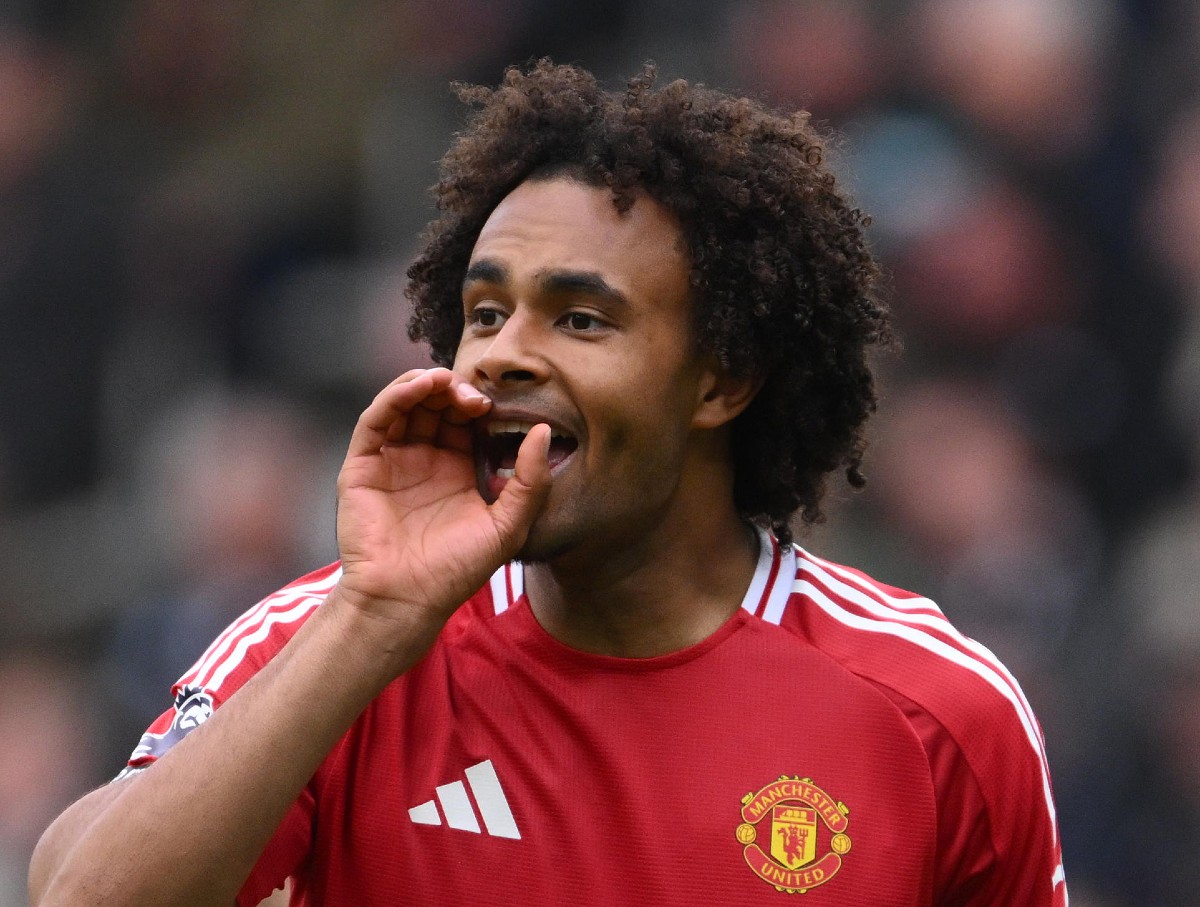 Joshua Zirkzee gestures during the Manchester United match last season