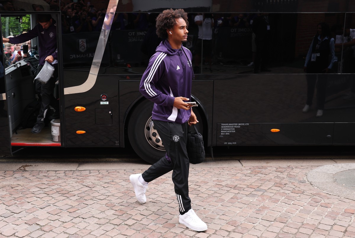 Joshua Zirkzee getting off the Manchester United team bus