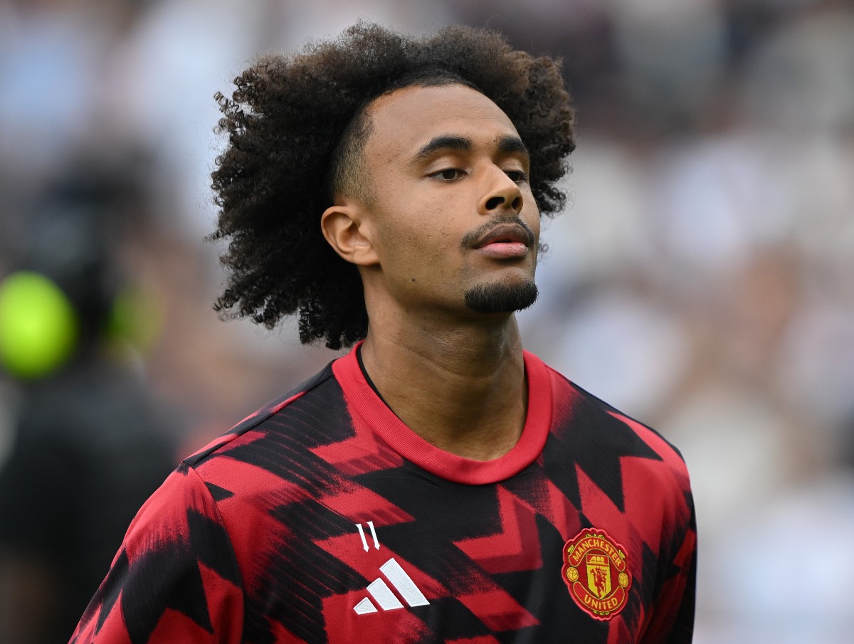 Joshua Zirkzee of Man United warming up