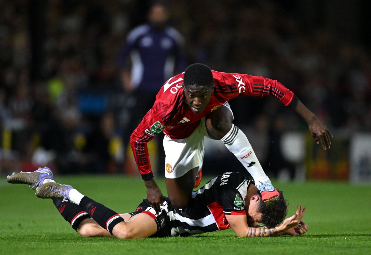 Kobbie Mainoo in action for Man United against Grimsby