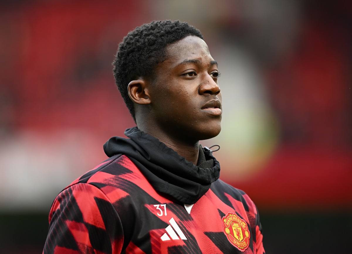 Kobbie Mainoo warming up for Manchester United