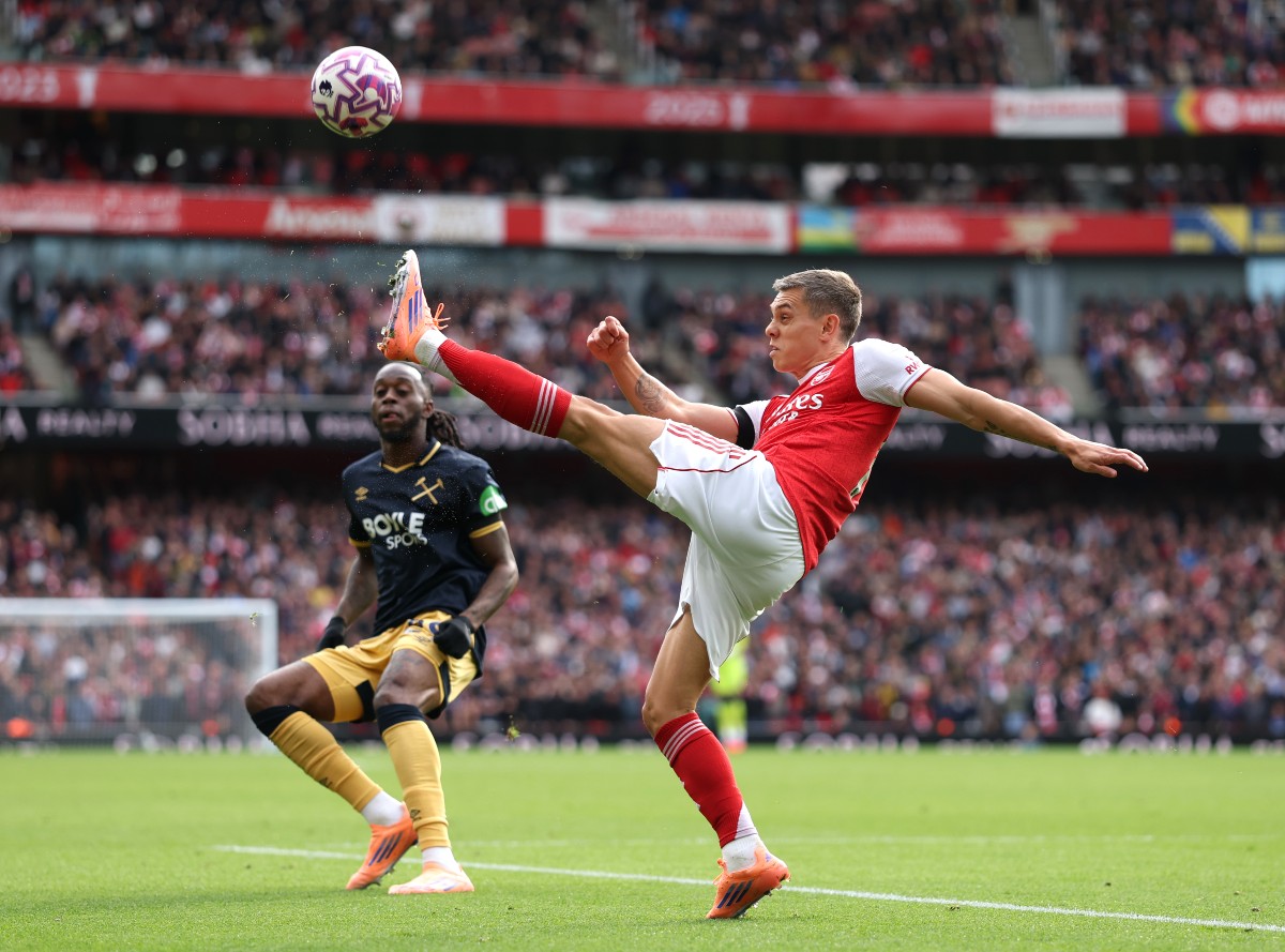 Leandro Trossard in action for Arsenal