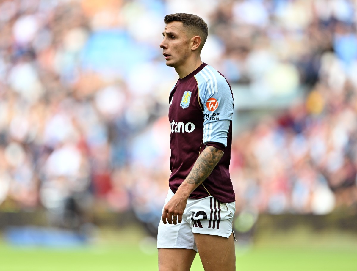 Lucas Digne en acción con el Aston Villa