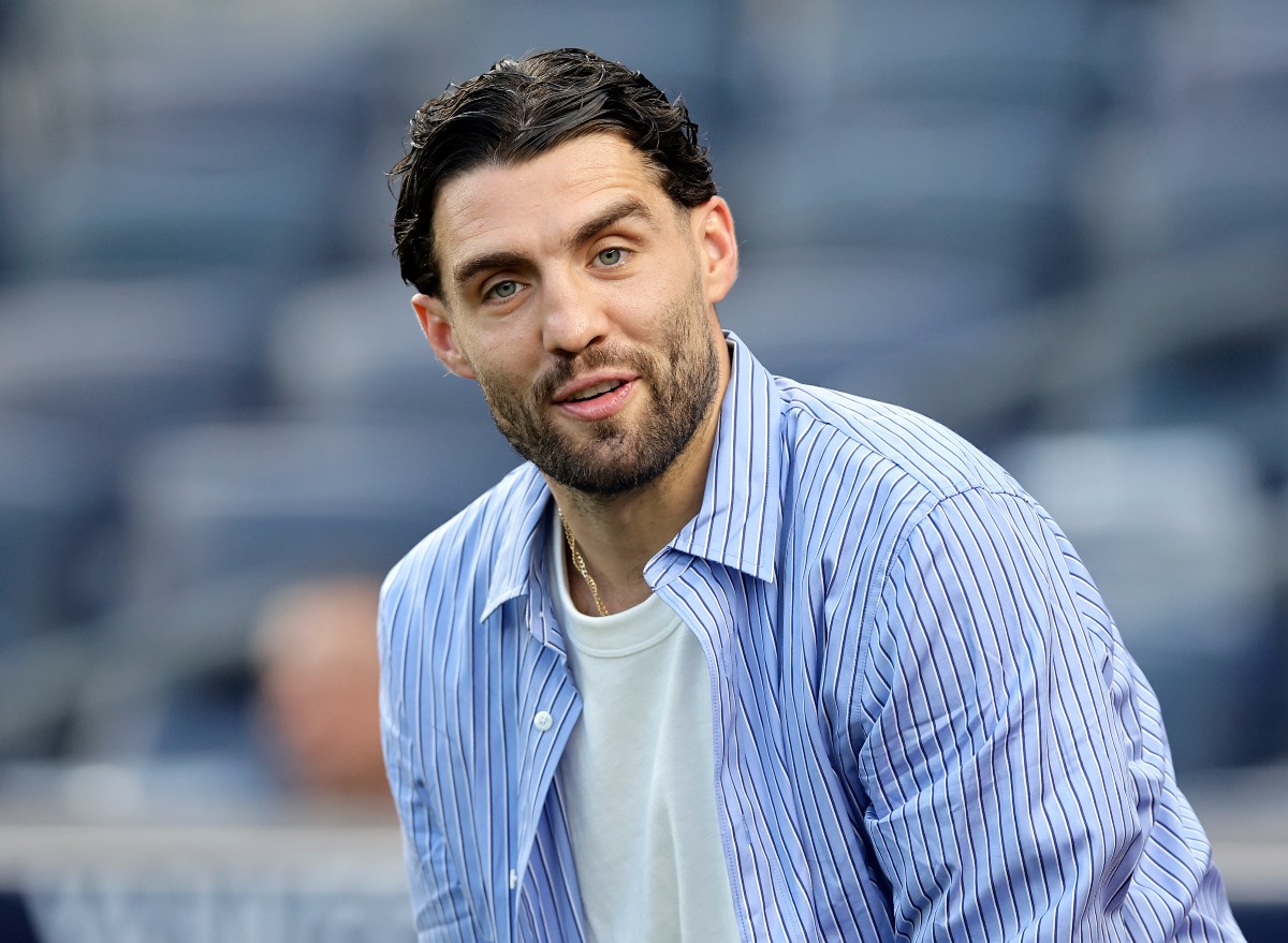 Mateo Kovacic viendo un partido entre los Yankees de Nueva York y los Blue Jays de Toronto
