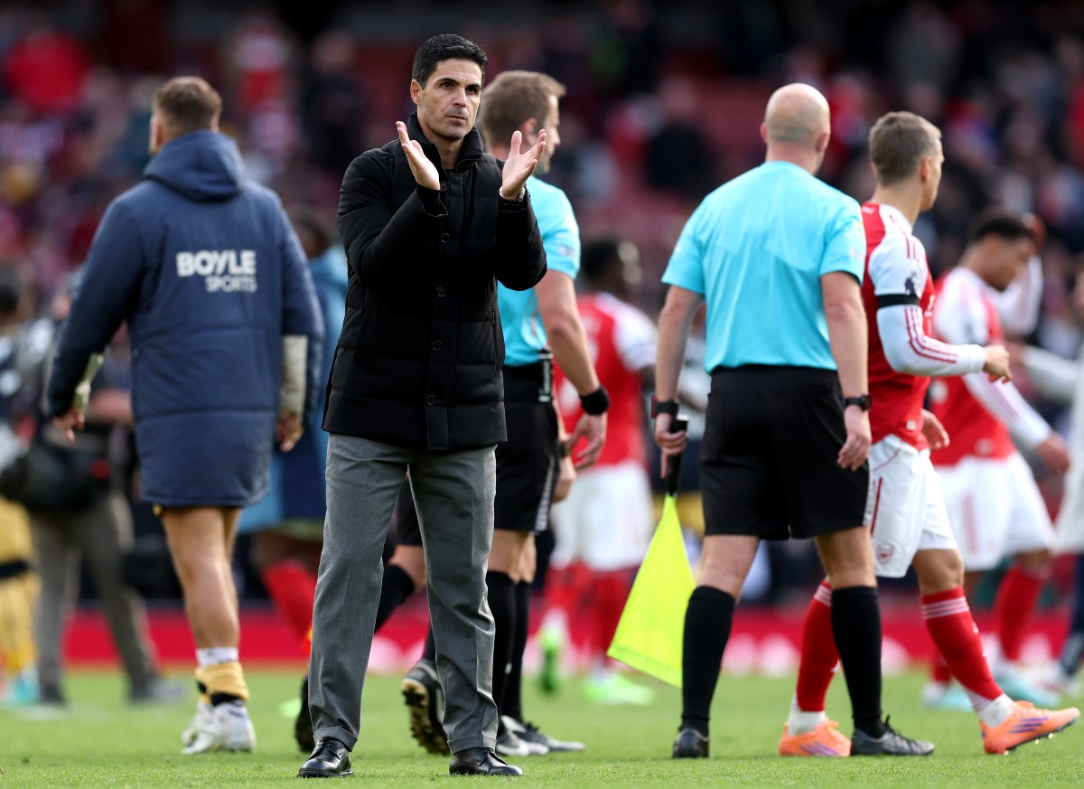 Mikel Arteta applauds Arsenal fans at Emirates Stadium