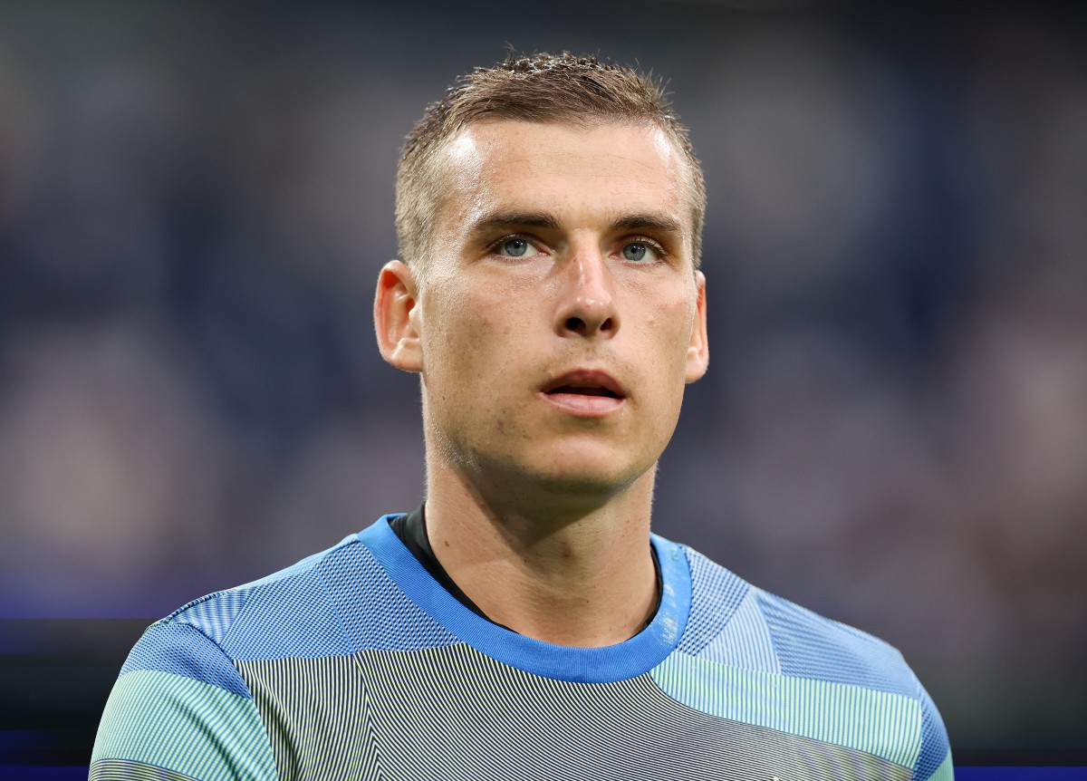 El portero del Real Madrid Andriy Lunin observa