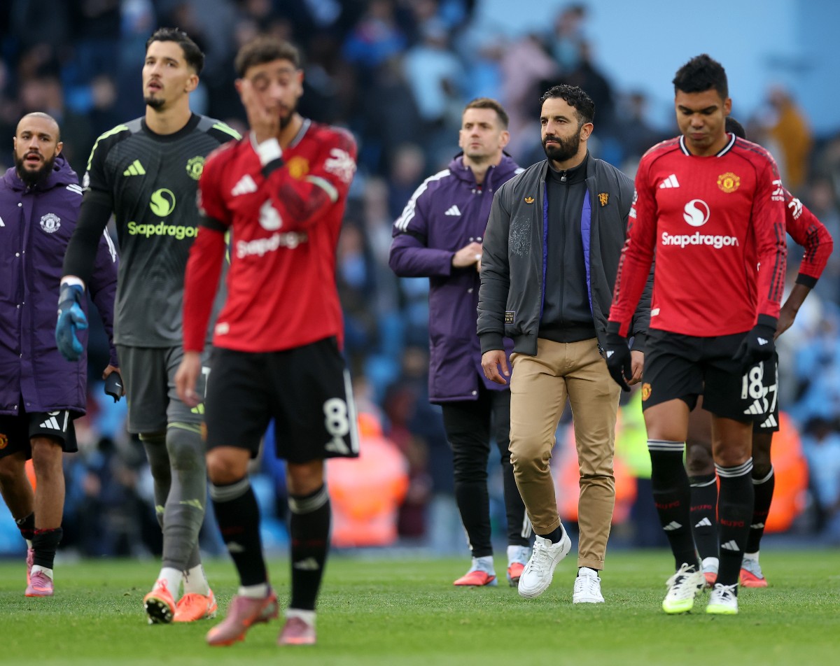 Ruben Amorim with his players after the Manchester Derby defeat
