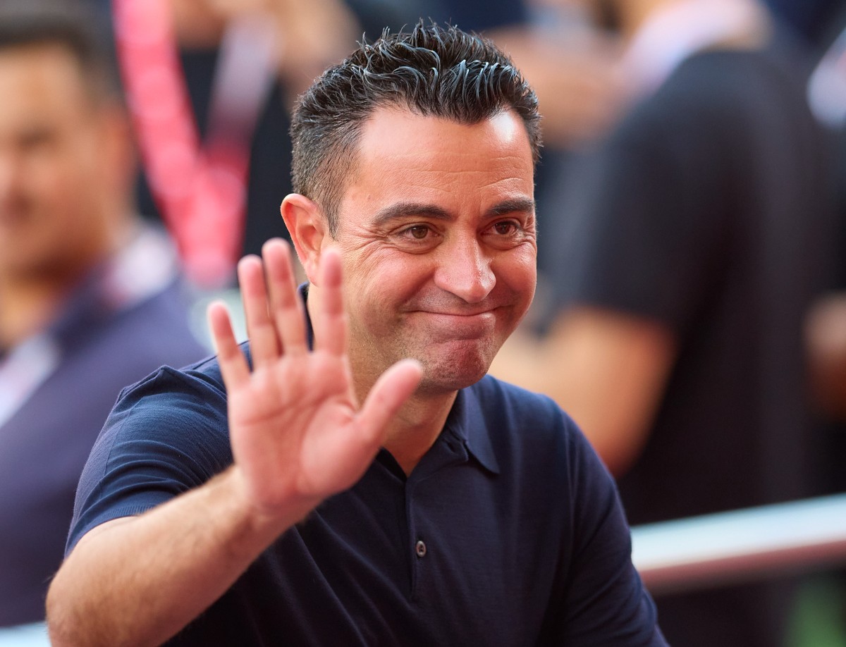 Xavi waving ahead of Sevilla vs Barcelona