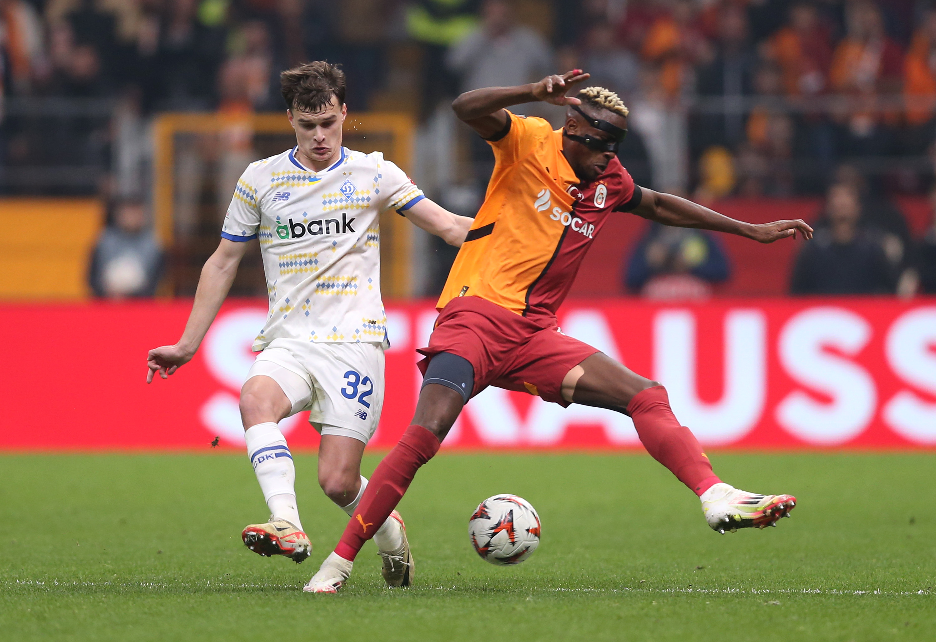 갈라타사라이의 빅터 오시멘이 디나모 키예프의 타라스 미하우코에게 도전을 받고 있습니다.