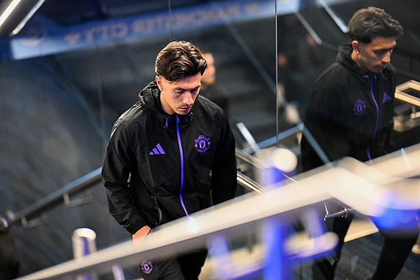 Manchester United defender Lezandro Martinez arrives in the match against Manchester City