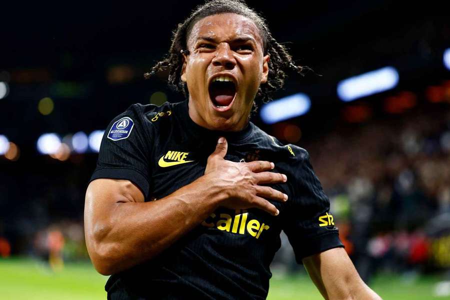 Kevin Filling celebra un gol del AIK