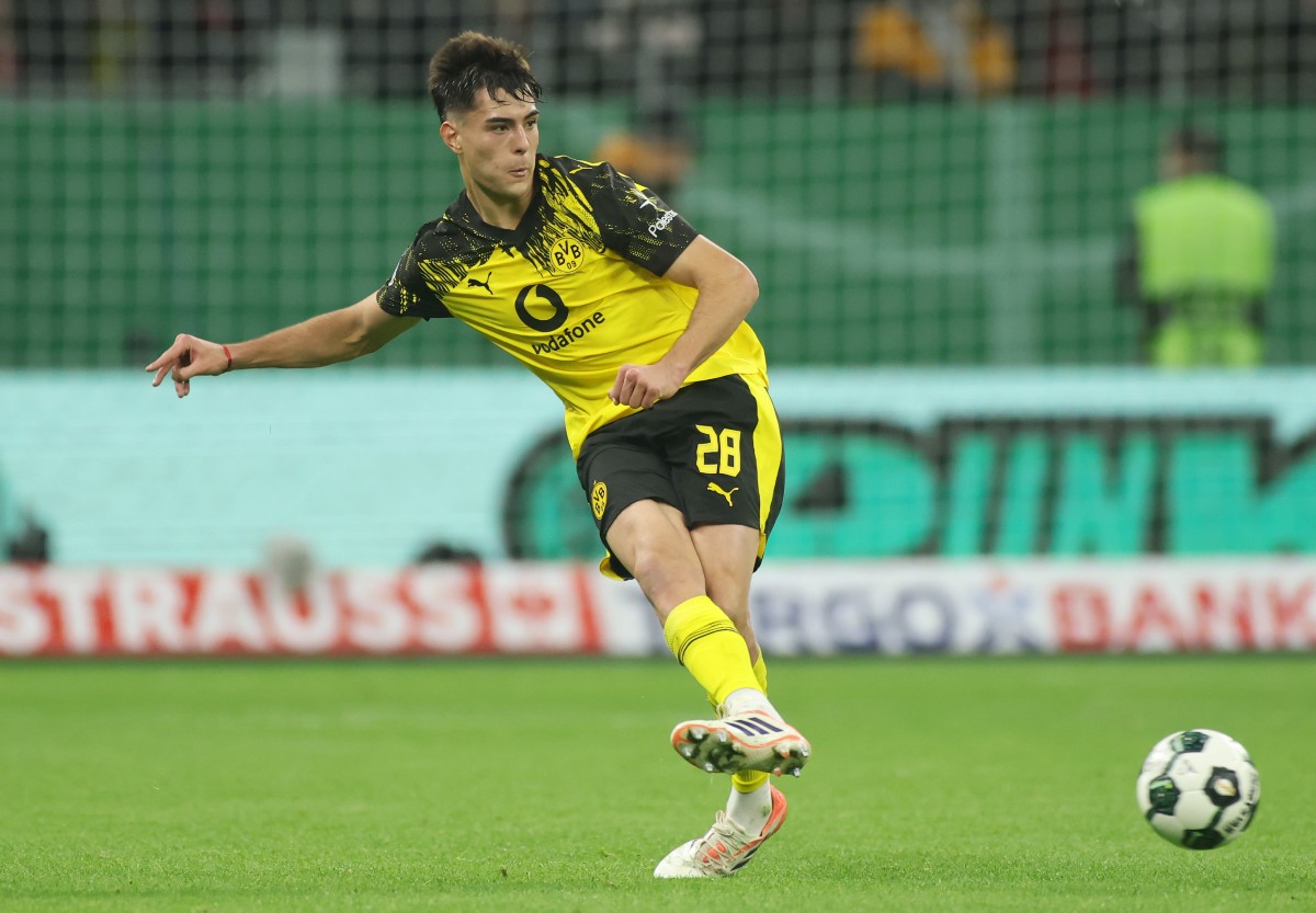 Aaron Anselmino in action for Borussia Dortmund
