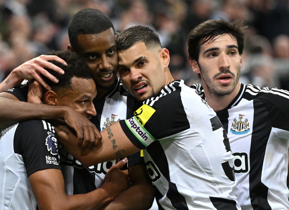 Alexander Isak celebrates with Sandro Tonali last season