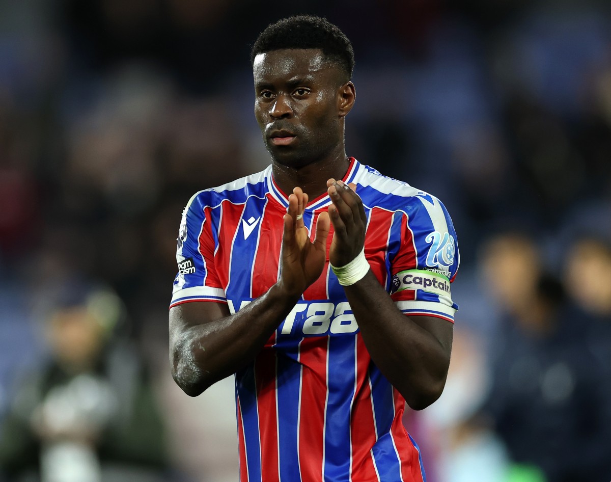 El capitán del Crystal Palace, Marc Guehi, aplaude a la afición