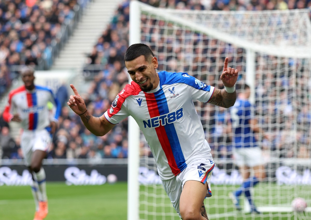 Daniel Munoz celebrates a goal for Crystal Palace