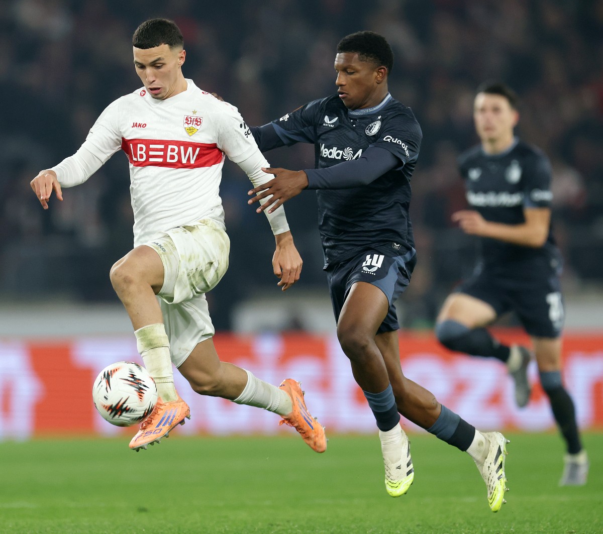 Givairo Read en acción con el Feyenoord contra el Stuttgart