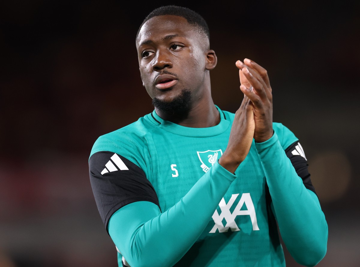 Ibrahima Konate aplaude a la afición del Liverpool