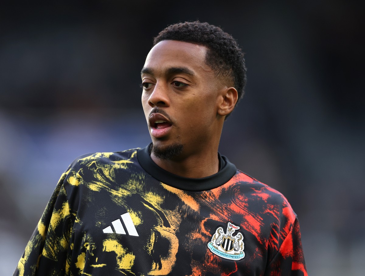Joe Willock warming up for Newcastle United