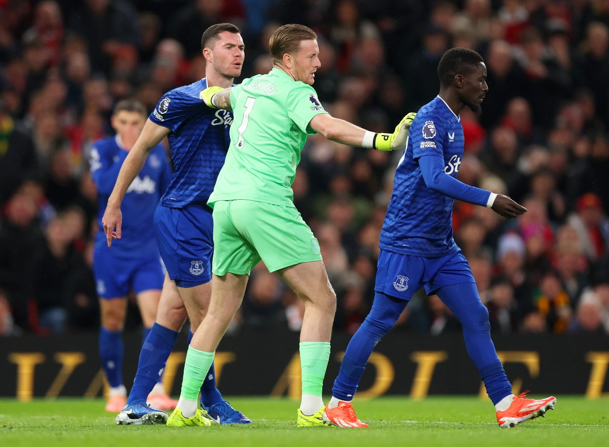 Jordan Pickford tries to separate Michael Keane and Idrissa Gueye