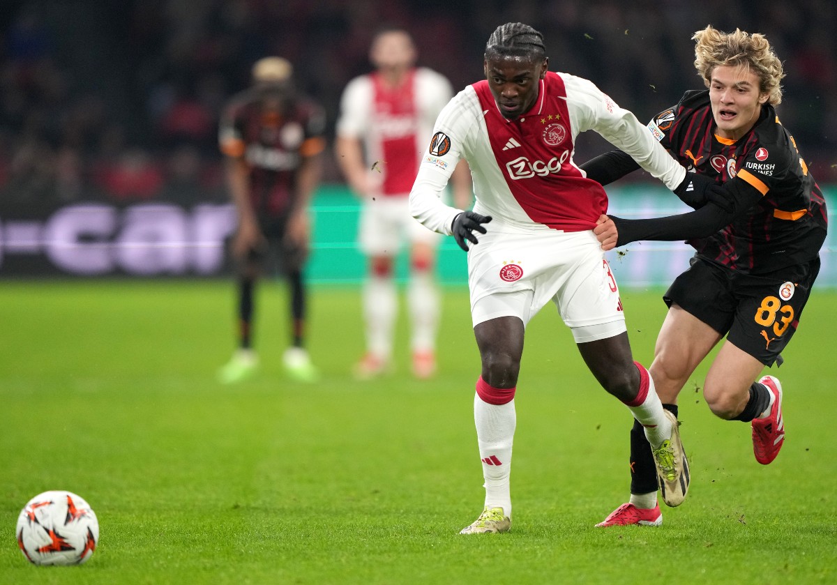 Jorthy Mokio en acción con el Ajax