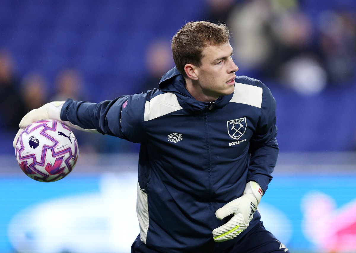 Mads Hermansen calentando para el West Ham