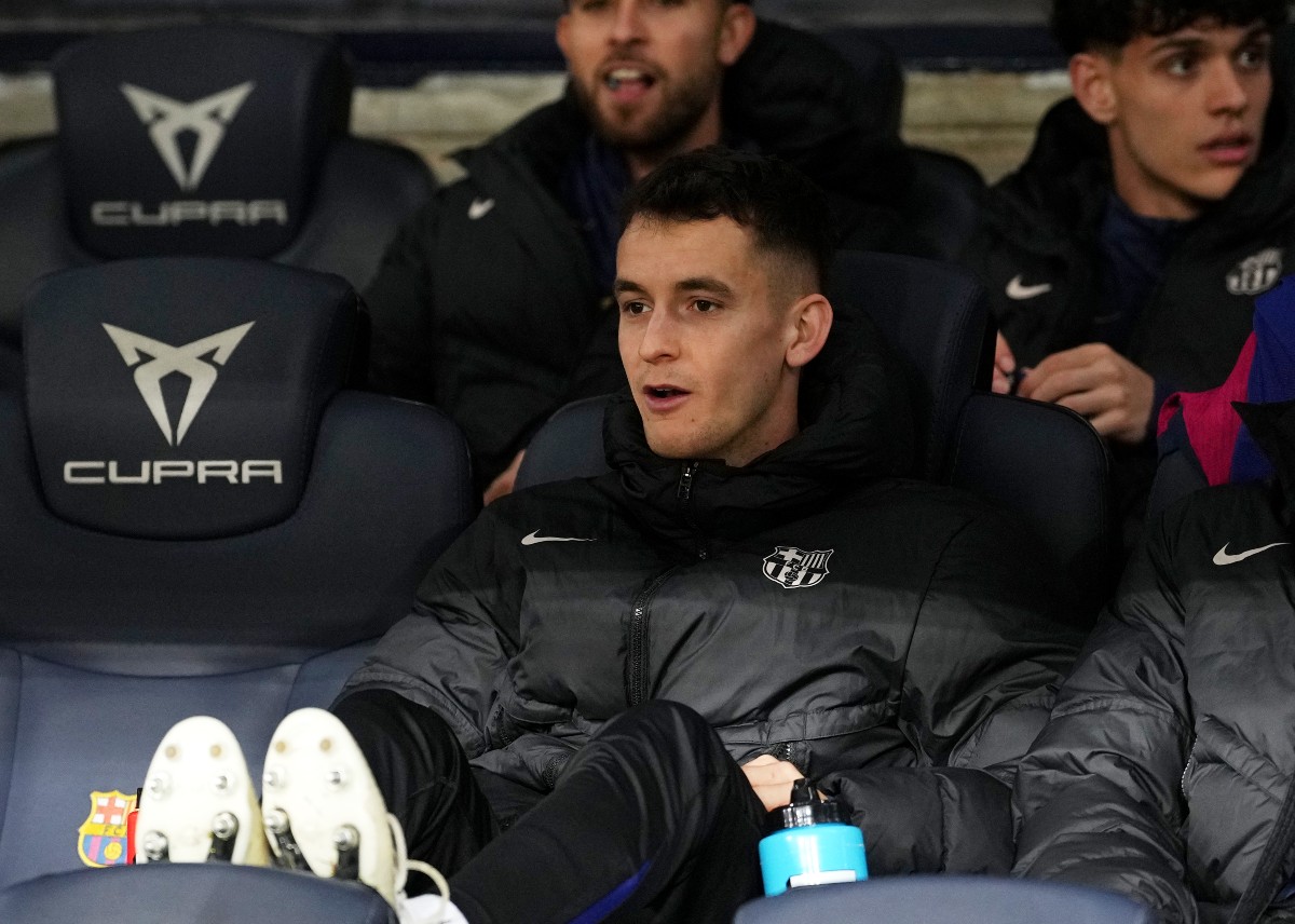 Marc Casado watching from the Barcelona bench