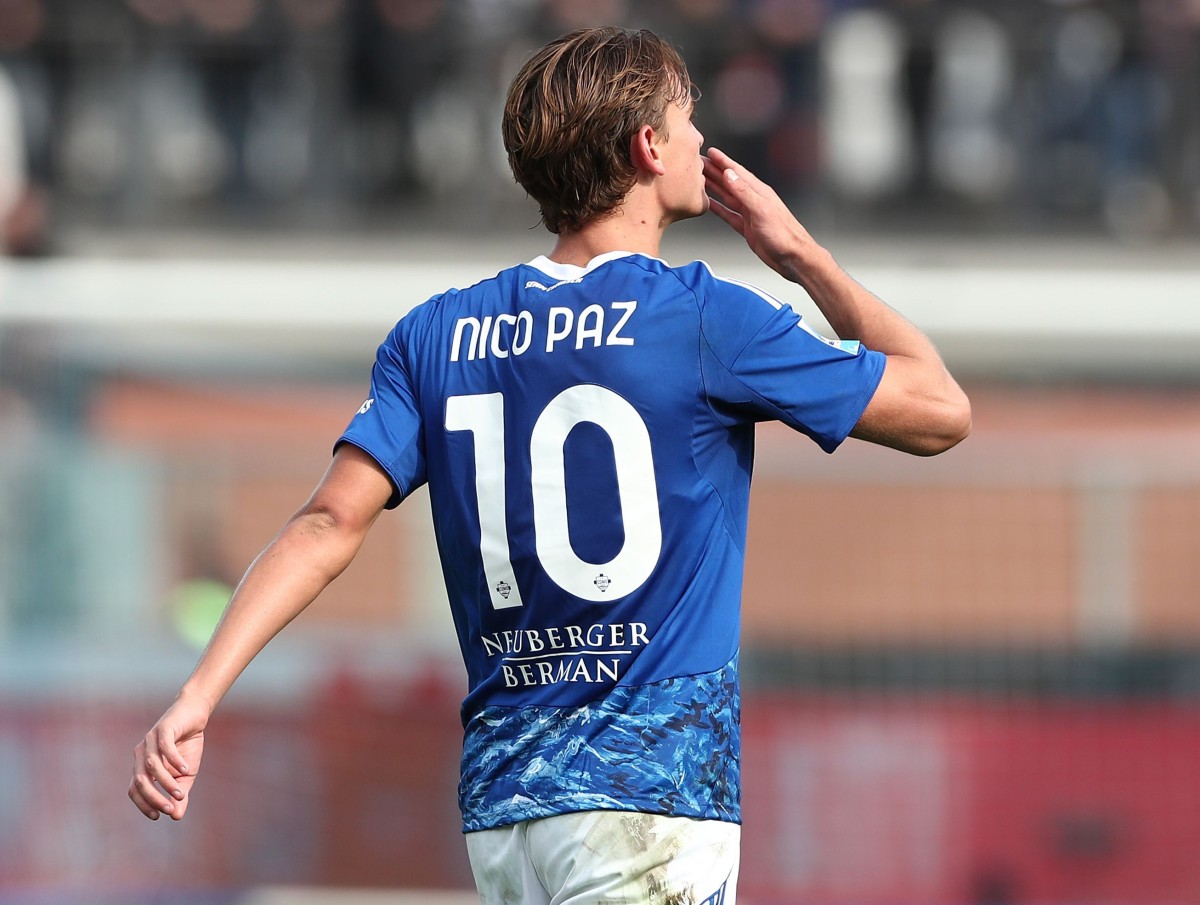 Nico Paz celebrates a goal for Como