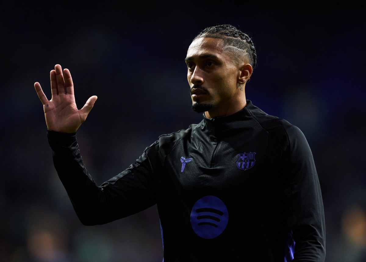 Raphinha calentando para el Barcelona