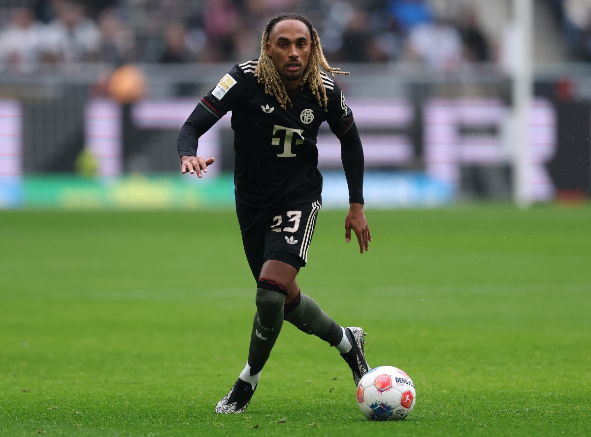 Sacha Boey en acción con el Bayern de Múnich