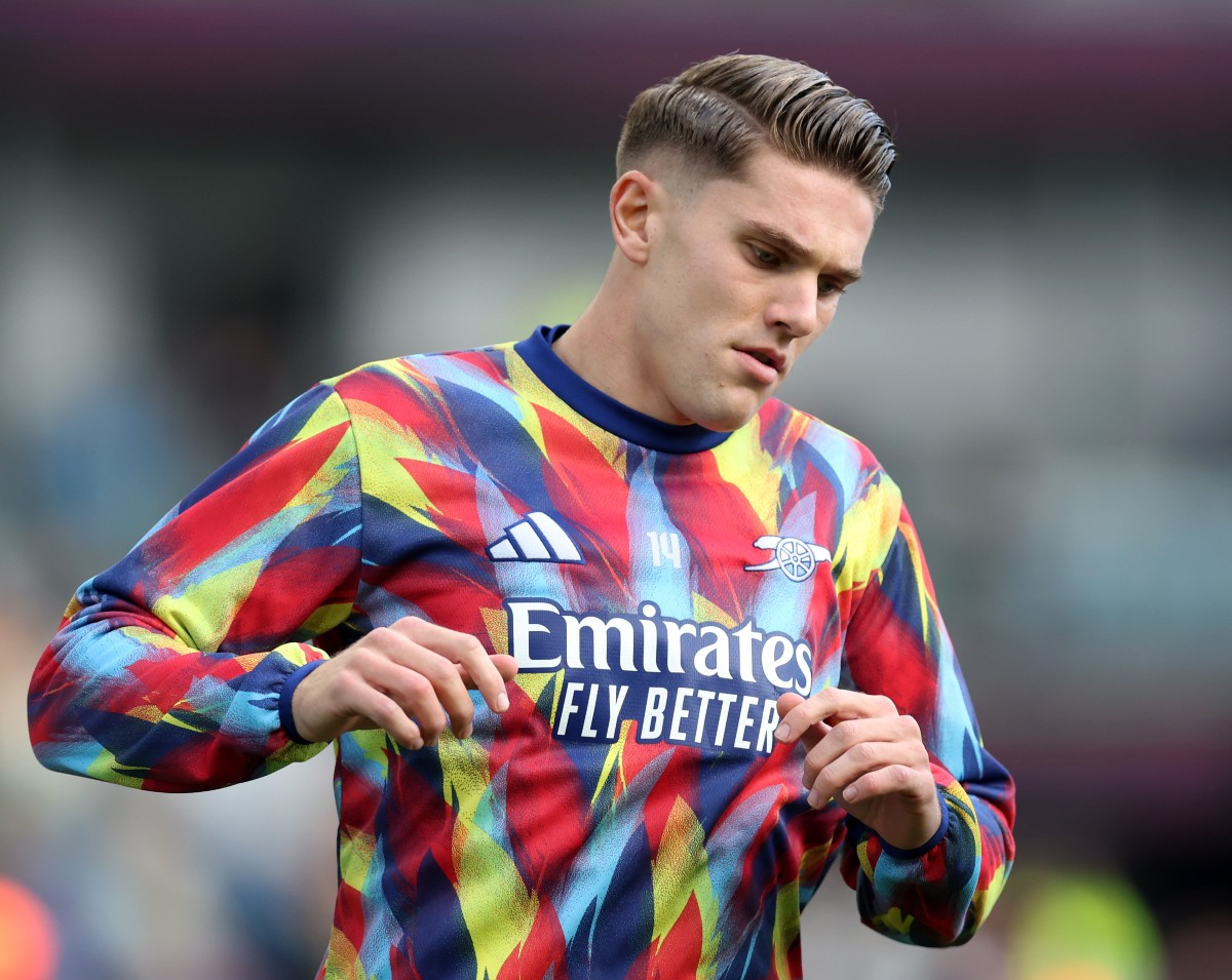 Viktor Gyokeres warming up for Arsenal