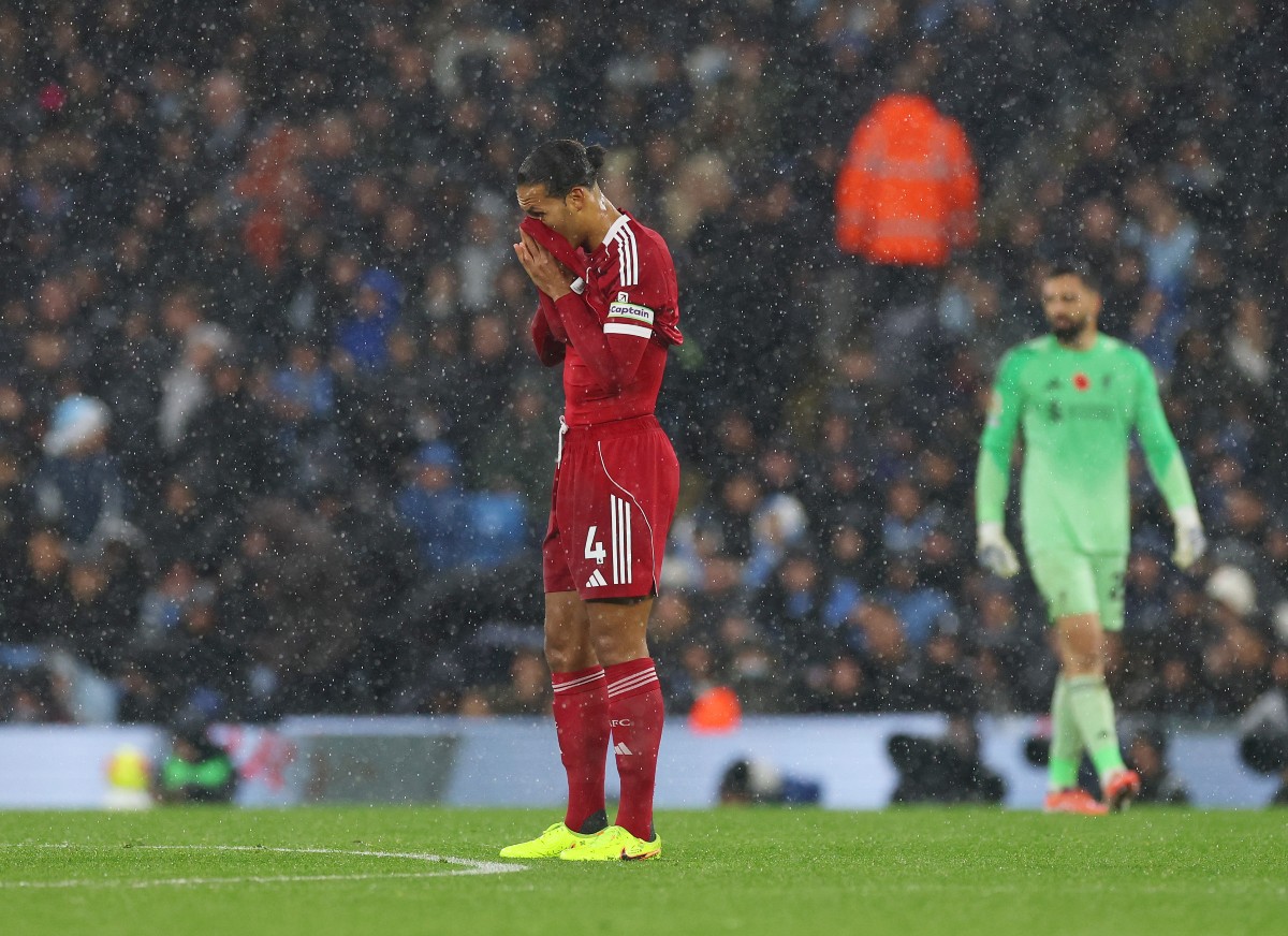 Virgil van Dijk reaguje počas porážky Liverpoolu s Man City