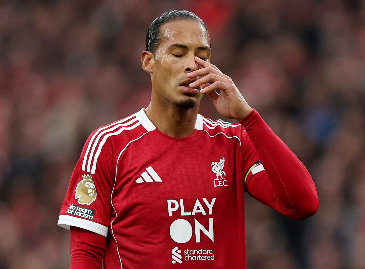 Virgil van Dijk reacts during Liverpool's defeat vs Man Utd
