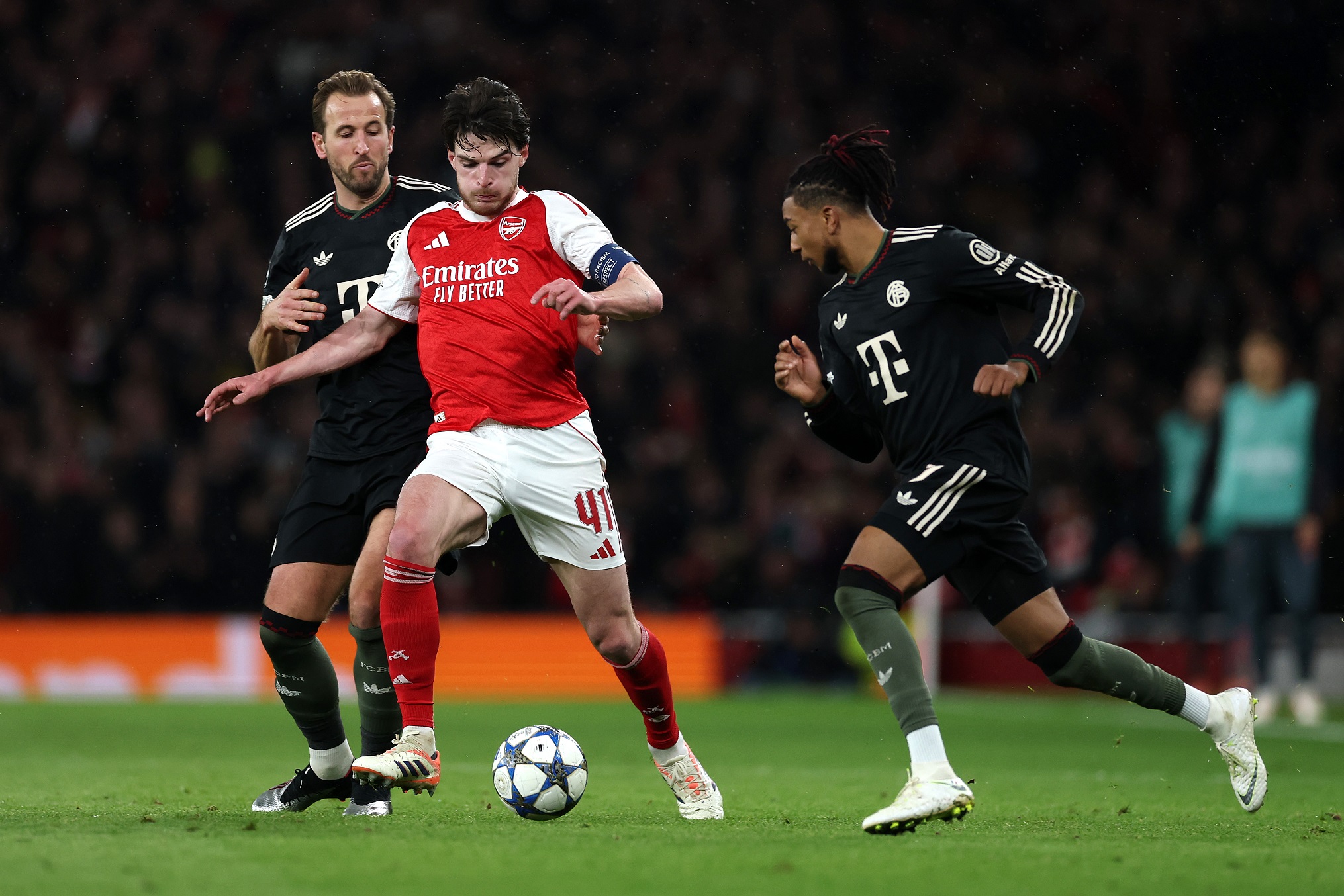 Declan Rice of Arsenal is challenged by Harry Kane