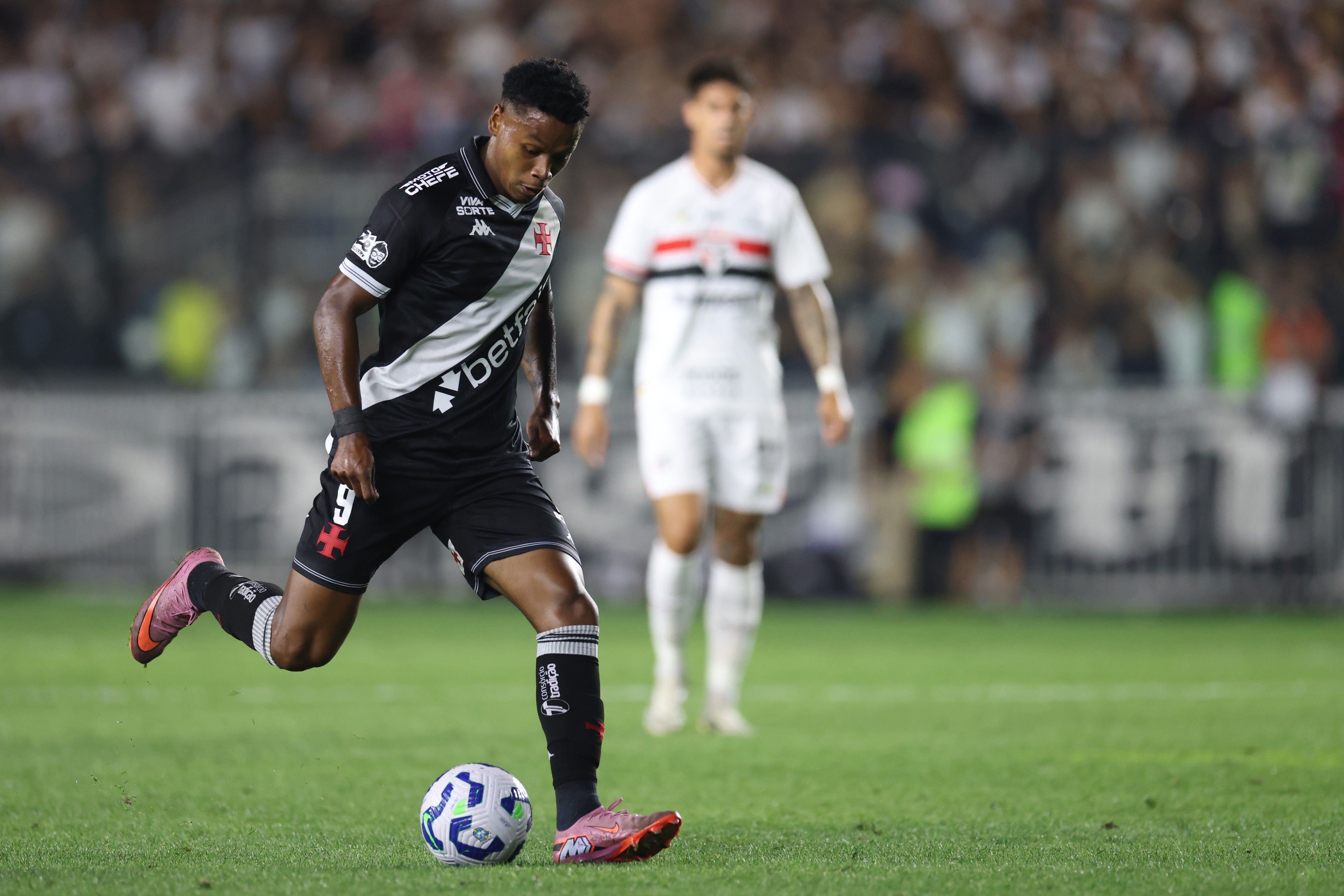 Matheus Franca of Vasco da Gama kicks the ball