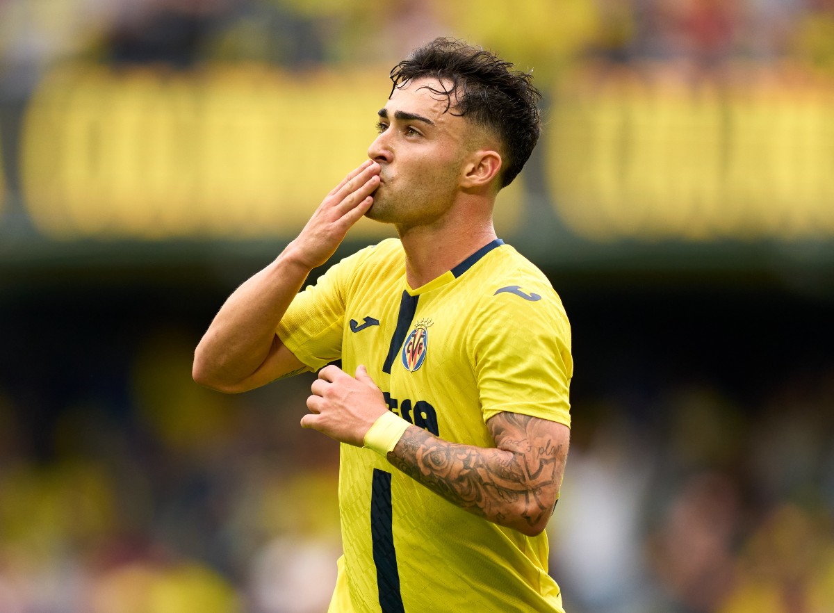 Alberto Moleiro, do Villarreal CF, comemora o segundo gol de seu time durante a partida da LaLiga EA Sports entre Villarreal e Rayo Vallecano