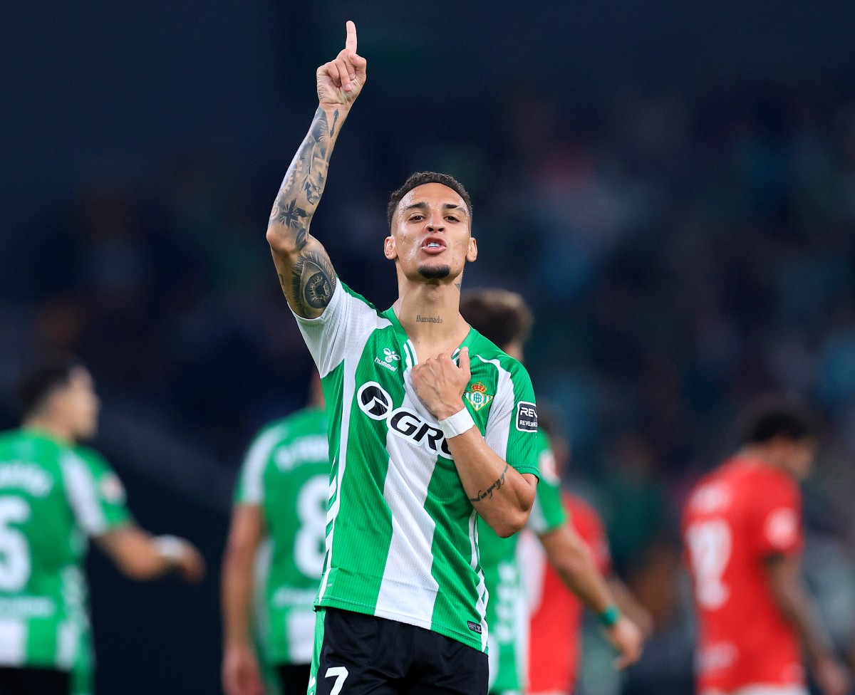 Antony comemora gol pelo Real Betis